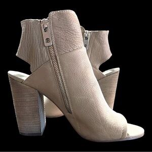 DOLCE VITA, CHIC, OPEN TOE/HEEL BOOTIE. NUDE LEATHER BOOTIE. SIZE 10